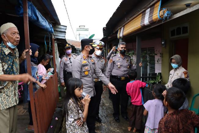 Kapolres Inhil, AKBP Dian Setyawan bersama tim medis kerumah-rumah warga untuk percepat vaksinasi