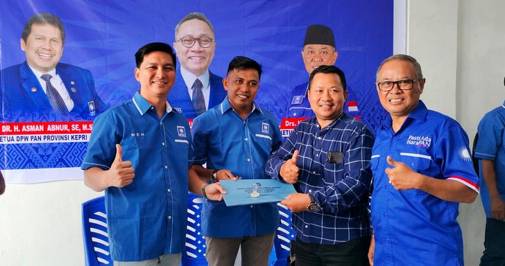 Ketua PAN PDP Karimun saat menyerahkan SK