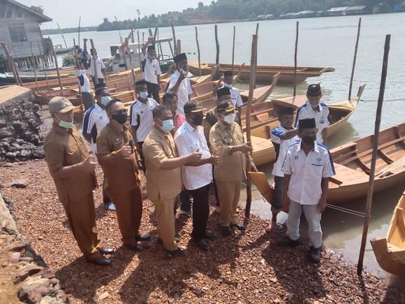 Nelayan Serenge dan Seberang Olak Desa Degong Terima Bantuan Sampan