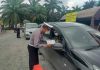 Petugas saat melakukan pemeriksaan sertifikat vaksin