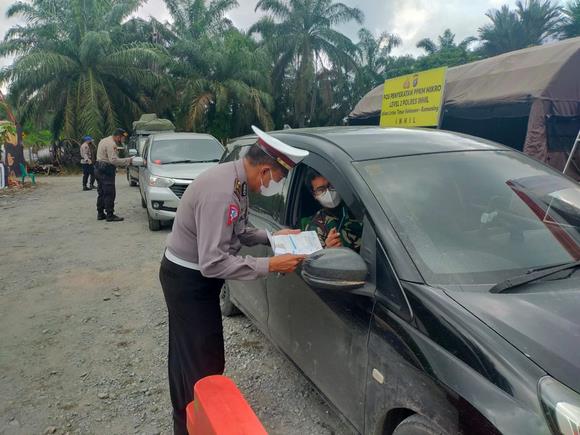 Petugas saat melakukan pemeriksaan sertifikat vaksin