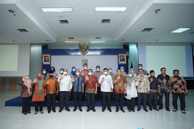 Sesi Foto bersama bupati beserta rombongan dan BNN Pusat, di Ruang Rapat Muhammad Hatta Gedung Tan Satrisna BNN