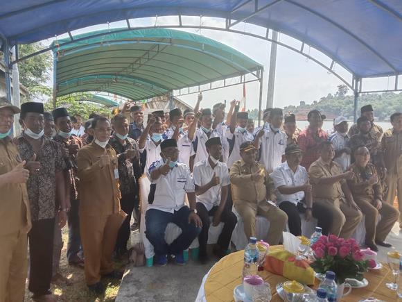 Sesi Foto bersama usai penyerahan sampan kepada nelayan desa Degong