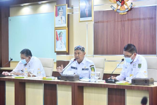 Wakil Bupati Inhil H.Syamsuddin Uti memimpin rapat Evaluasi laporan APBD