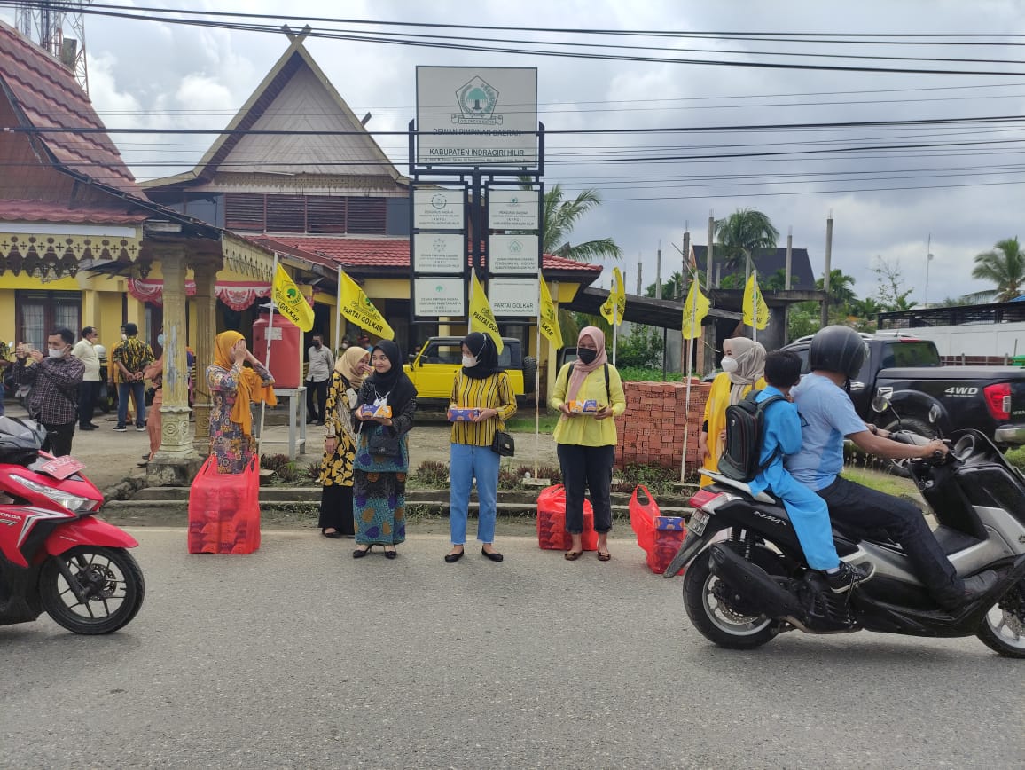 bagi-bagi nasi kotak bagi pengguna jalan