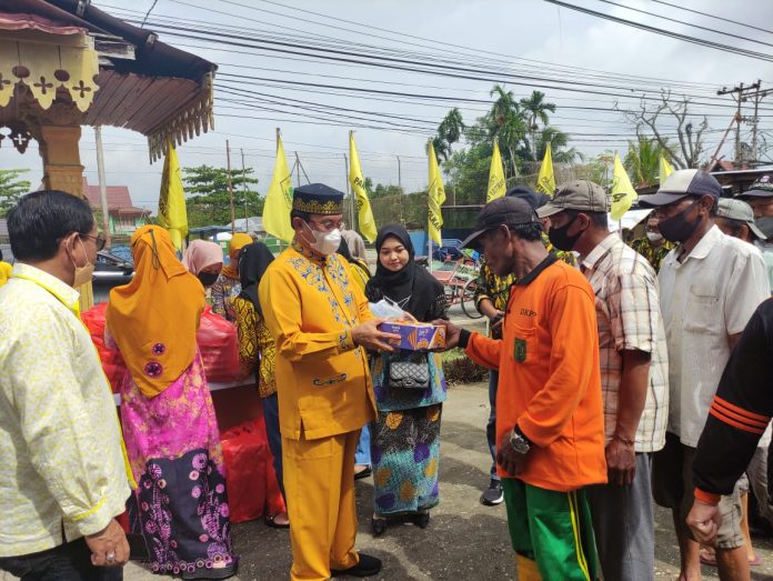 Ketua DPD Partai Golkar Inhil Drs H. M. Wardan MP, saat membagi-bagikan nasi kotak kepada kaum dhuafa dan tenaga kebersihan