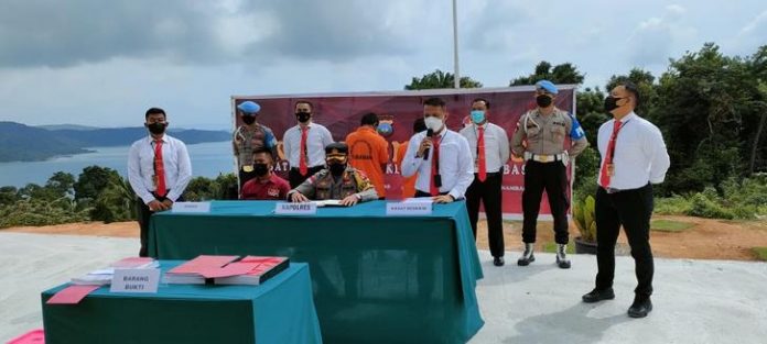 Tipikor dana desa Matak Kapolres Kepulauan Anambas, AKBP Syarifudin Semidang Sakti,S.I.K, saat memberikan keterangan pada konferensi pers di Mako Polres Kepulauan Anambas, Senin (27/12/2021).