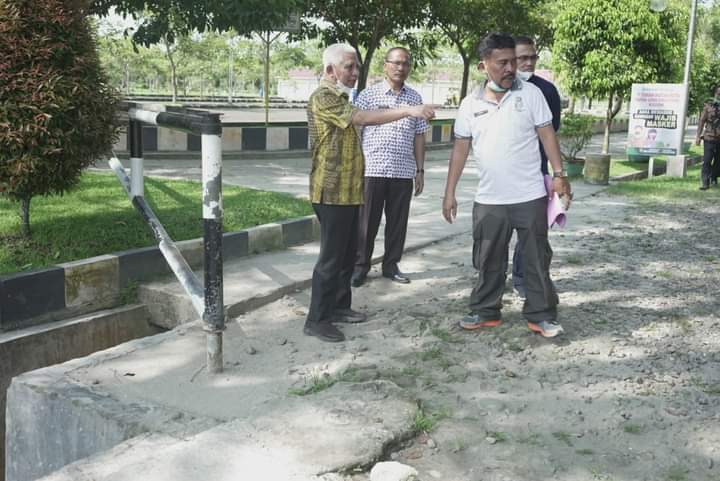 Bupati Asahan didampingi Kadis Lingkungan Hidup dan Oknum Pegawai PUPR Asahan saat berada dilokasi Hutan Kota