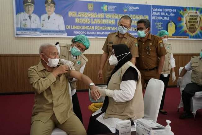 Bupati Asahan orang pertama yang lakukan vaksinasi dosis ketiga (booster)