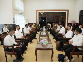 Bupati Asahan saat menjamu para Siswa dan Siswi di ruangannya sebelum keberangkatan mereka menuju Bekasi.