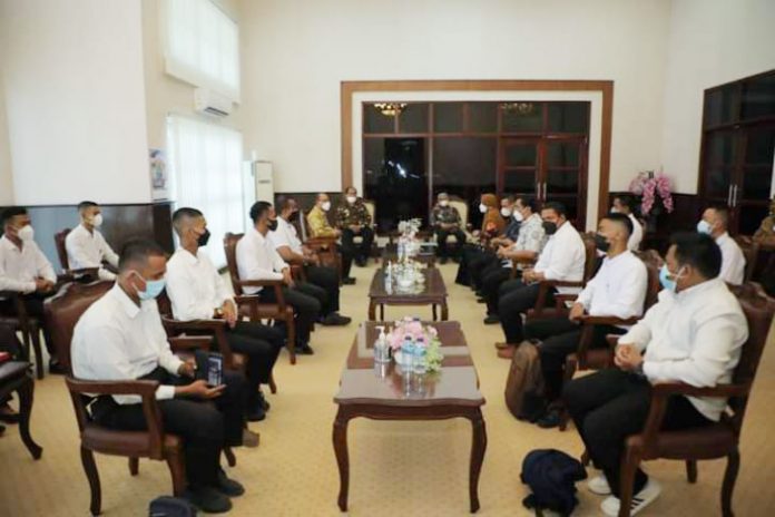 Bupati-Asahan-saat-menjamu-para-Siswa-dan-Siswi-di-ruangannya-sebelum-keberangkatan-mereka-menuju-Bekasi Bupati Asahan saat menjamu para Siswa dan Siswi di ruangannya sebelum keberangkatan mereka menuju Bekasi.
