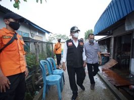 Bupati Inhil Drs HM Wardan MP di dampingi Ketua PMI kabupaten Inhil Hj Zulaikhah Wardan dan ketua DPRD Inhil Dr H Ferryandi dan sejumlah OPD saat meninjau lokasi tanah longsor