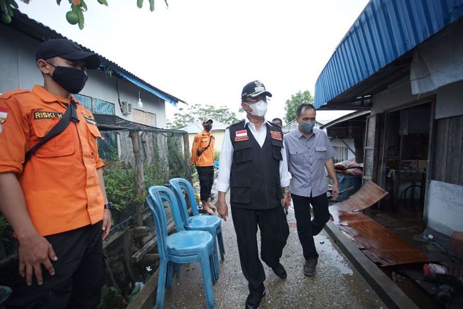 Bupati Inhil Tinjau Tanah Longsor Di Dermaga Hidayat Desa Teluk Dalam