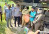 Bupati Karimun saat menyerahkan bantuan kepada Baharudin, didampingi Kapolres, Kajari dan ketua DPRD Karimun
