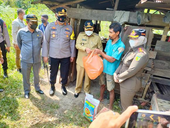 Bupati Karimun saat menyerahkan bantuan kepada Baharudin, didampingi Kapolres, Kajari dan ketua DPRD Karimun