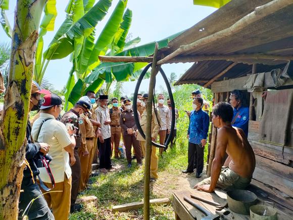 Bupati dan rombongan berkunjung di gubug Baharudin