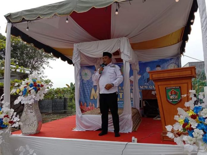 Camat Kisaran Timur saat memberikan arahan dan bimbingan nya saat pembukaan MTQ dan Festival Seni Qasidah Tingkat Kelurahan Teladan berlangsung Camat Kisaran Timur saat memberikan arahan dan bimbingan nya saat pembukaan MTQ dan Festival Seni Qasidah Tingkat Kelurahan Teladan berlangsung.