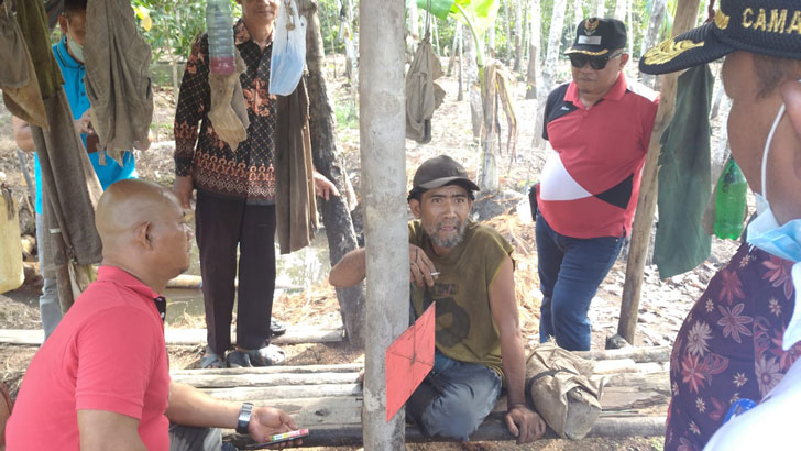 Hasanuddin, saat memberikan keterangan dan berbincang bincang kepada pengunjung