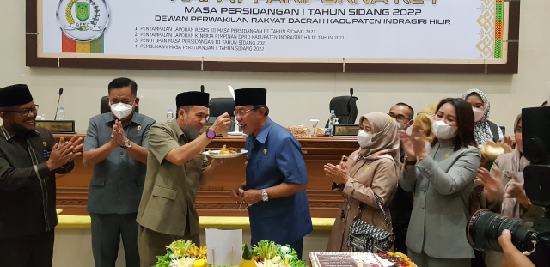 Sidang Paripurna, Bupati HM Wardan Dapat Kejutan Dari Ketua dan Anggota DPRD Inhil