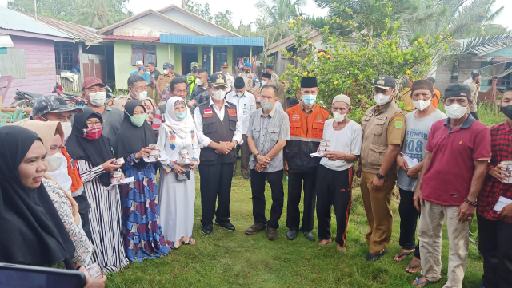 Tinjau Musibah Longsor di Teluk Dalam, Ketua DPRD Inhil: Jangan Larut Dalam Kesedihan 