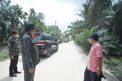 Bupati Inhil HM Wardan Meninjau Pengerjaan Jalan Sungai Ara – Kilometer Delapan