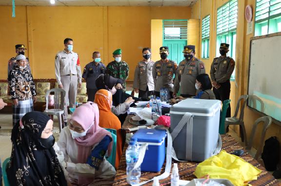 Arahan Kapolda, Diresnarkoba Polda Riau Tinjau Vaksinasi di Inhil