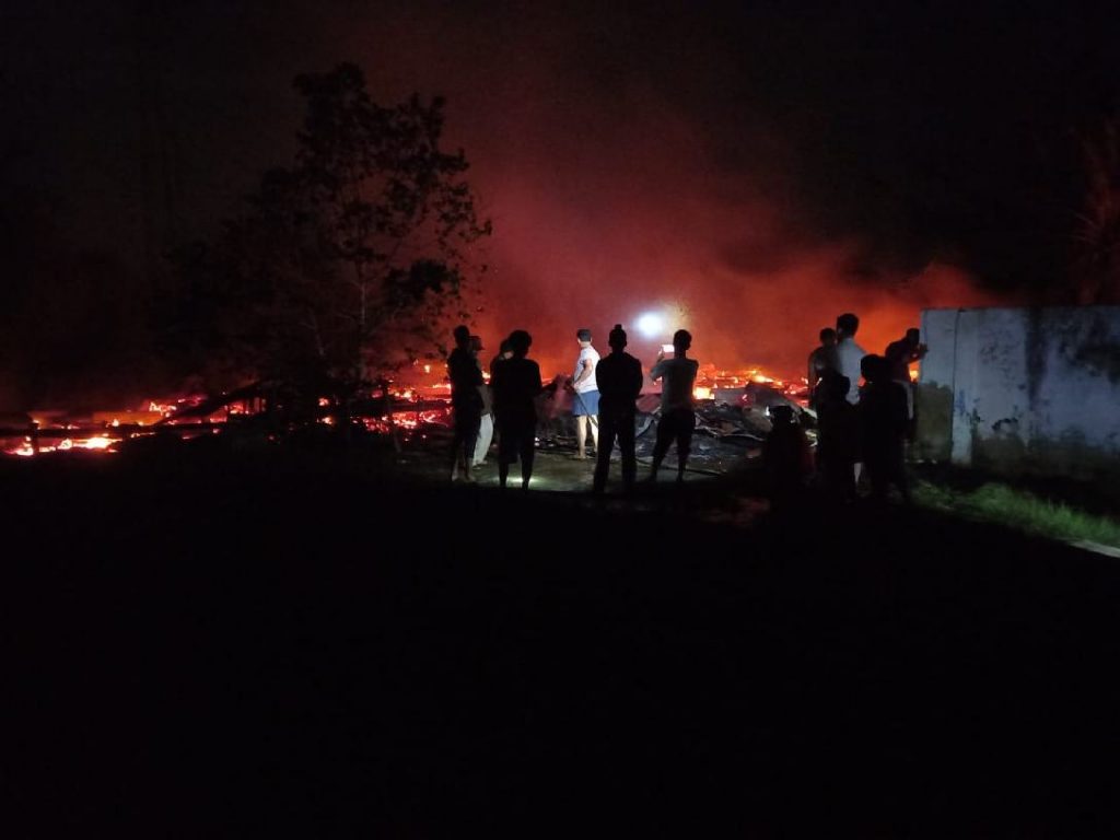 Saat api menghanguskan rumah Dinas Camat