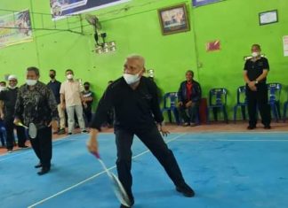 Bupati H Surya saat meresmikan turnamen Bulu tangkis P3S