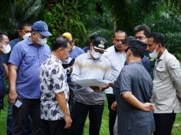 Bupati Asahan beserta OPD terkait sedang melihat peta ruas jalan yang akan diperbaiki