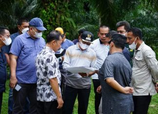 Bupati Asahan beserta OPD terkait sedang melihat peta ruas jalan yang akan diperbaiki
