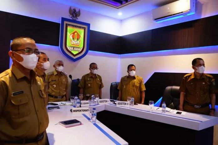 Bupati Asahan, H Surya bersama para OPD saat menyambut Mendagri dalam rapat virtual