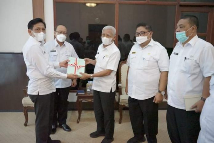 Kepala BPN Kabupaten Asahan menyerahkan sertifikat kepada Bupati Asahan yang didampingi oleh Sekda Kabupaten Asahan, Asisten III Pemkab Asahan dan Kepala BKAD Kabupaten Asahan Kepala BPN Kabupaten Asahan menyerahkan sertifikat kepada Bupati Asahan yang didampingi oleh Sekda Kabupaten Asahan, Asisten III Pemkab Asahan dan Kepala BKAD Kabupaten Asahan