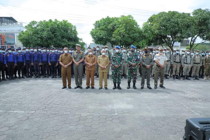 Bupati Asahan beserta jajaran foto bersama dihalaman kantor Sat Pol PP Kabupaten Asahan.