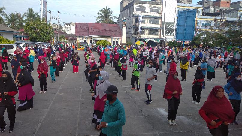 Bupati Karimun Cabut Undian Doorprize Acara Silaturahim Dan Senam Bersama PGRI Kundur