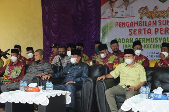 Ketua DPRD Inhil Dr. H. Ferryandi dan Wakil Bupati Inhil H. Syamsudin Uti, pada pelantikan BPD Se-Kecamatan Pelangiran