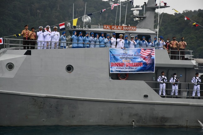 Prajurit Laut Lanal Tarempa Peringati Hari Dharma Samudera Diakhiri Tabur Bunga