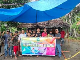 Para relawan menyempatkan diri untuk foto bersama