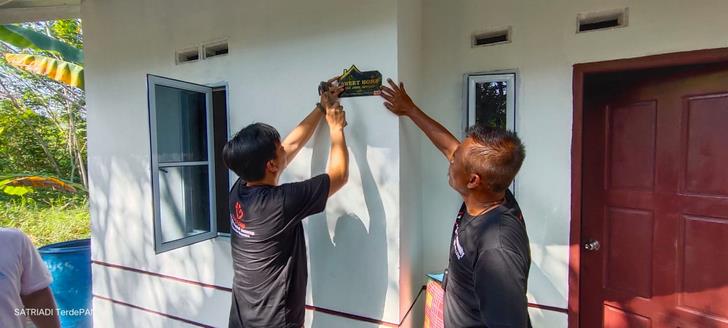 Penyematan tanda rumah oleh Relawan Peduli Sesama 