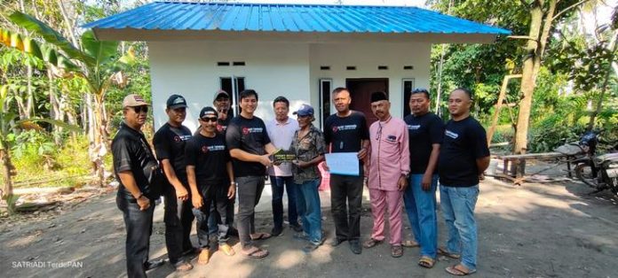 Penyerahan rumah, yang ditandai penyerahan kunci rumah dari Ketua Relawan, Satriadi,S.E kepada Jamel Ahmad, yang disaksikan pihak desa Sawang Laut dan warga setempat