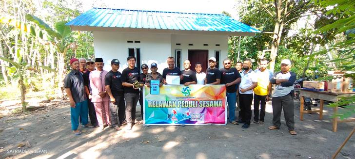 Sesi foto bersama usai penyerahan rumah layak huni