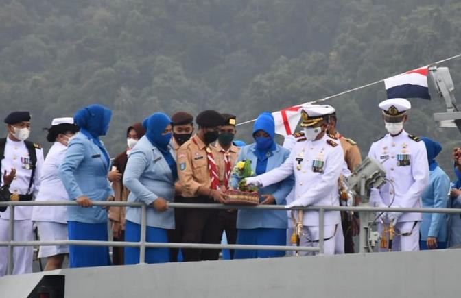 Tabur bunga oleh Danlanal Tarempa