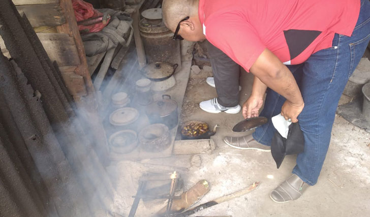 Tampak rebusan sawit muda dan nasi di dapur Baharudin