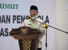 upati Asahan menyampaikan sambutannya dan ucapan terimakasih setelah menerima penghargaan sebagai Tokoh Peduli Pendidikan Islam