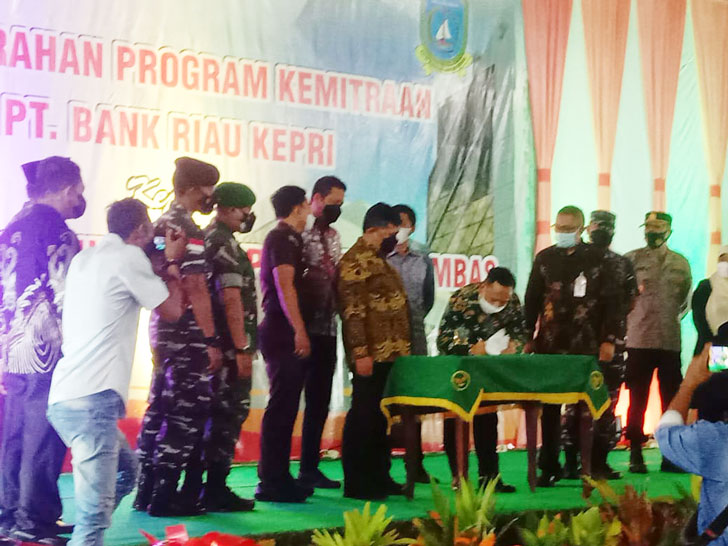Bank-Riau-Kepri-saat-serah-terima-dana-CSR