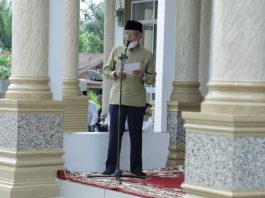 Bupati Asahan menyampaikan pidatonya saat peresmian mesjid Jami' Al-Abror