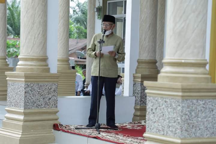 Bupati Asahan menyampaikan pidatonya saat peresmian mesjid Jami' Al-Abror