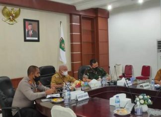 Bupati H Surya didampingi Kapolres Asahan, Dandim 0208-Asahan serta Asisten Pemerintahan dan Kesejahteraan Rakyat saat mendengarkan Arahan dan Bimbingan dari Presiden RI secara virtual