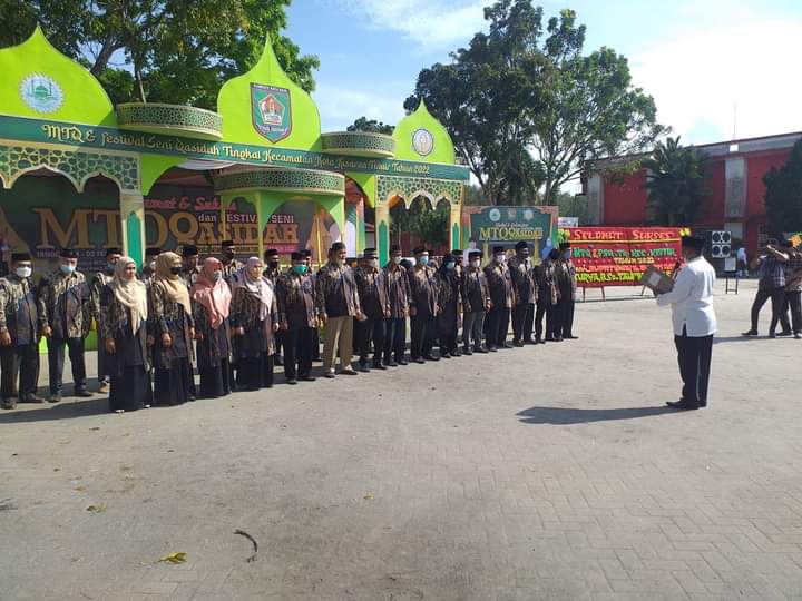 Camat Kota Kisaran Timur saat membacakan teks sumpah dan janji yang diikuti oleh seluruh Pengurus LPTQ.