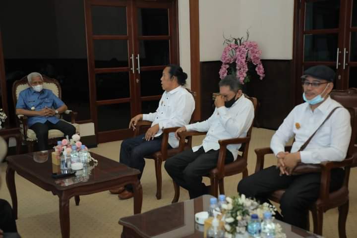 Bupati H Surya Terima Audiensi Dewan Kesenian Asahan (DKA) Bupati H Surya Terima Audiensi Dewan Kesenian Asahan (DKA)