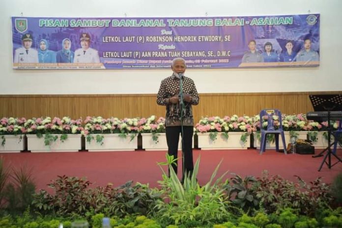 Bupati Asahan menyampaikan pidatonya dalam acara pisah sambut Danlanal TBA